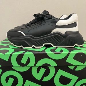 I’m sell a like new pair of Dolce&Gabbana sneakers size 41